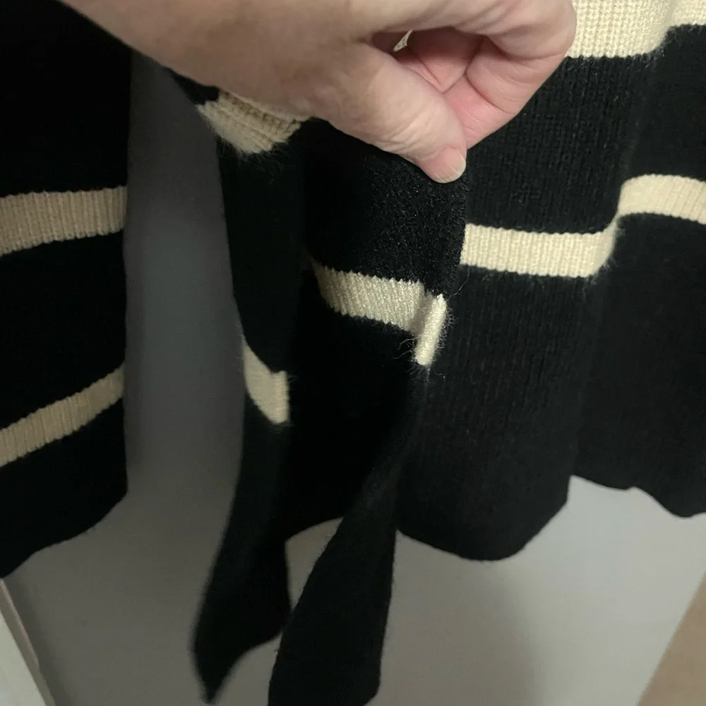 💕Stylish Black and Cream Striped Turtleneck Sweater 229 - Picture 4 of 5